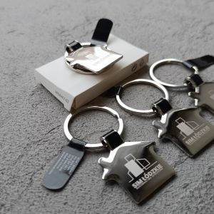 Ekskluzywne breloki metalowe w kształcie domku z grawerem laserowym logo SIM Łódzkie