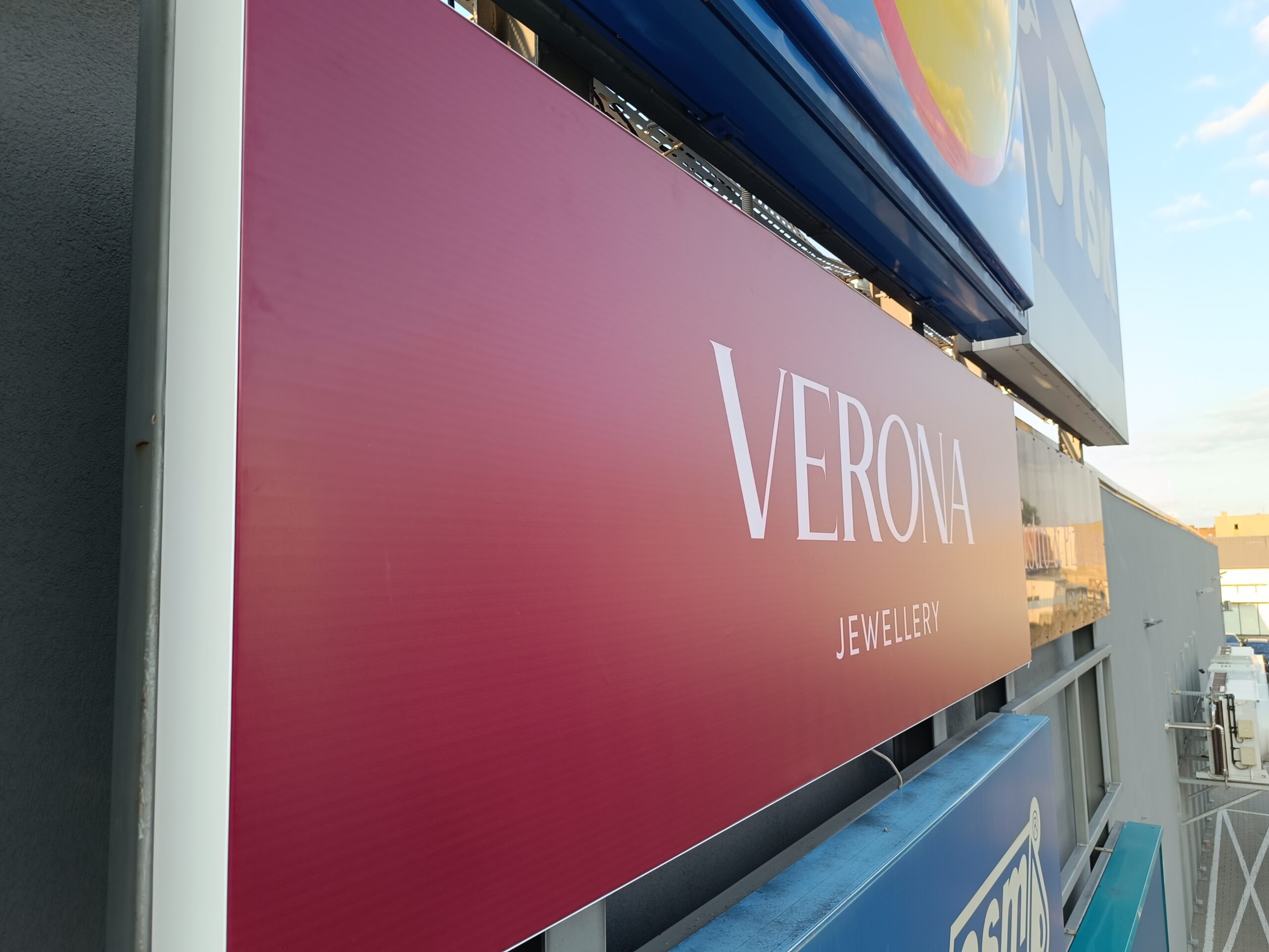 Elegancki bordowy kaseton reklamowy Verona wykonany przez Agencję Reklamy Gawlikowski w Radomsku.