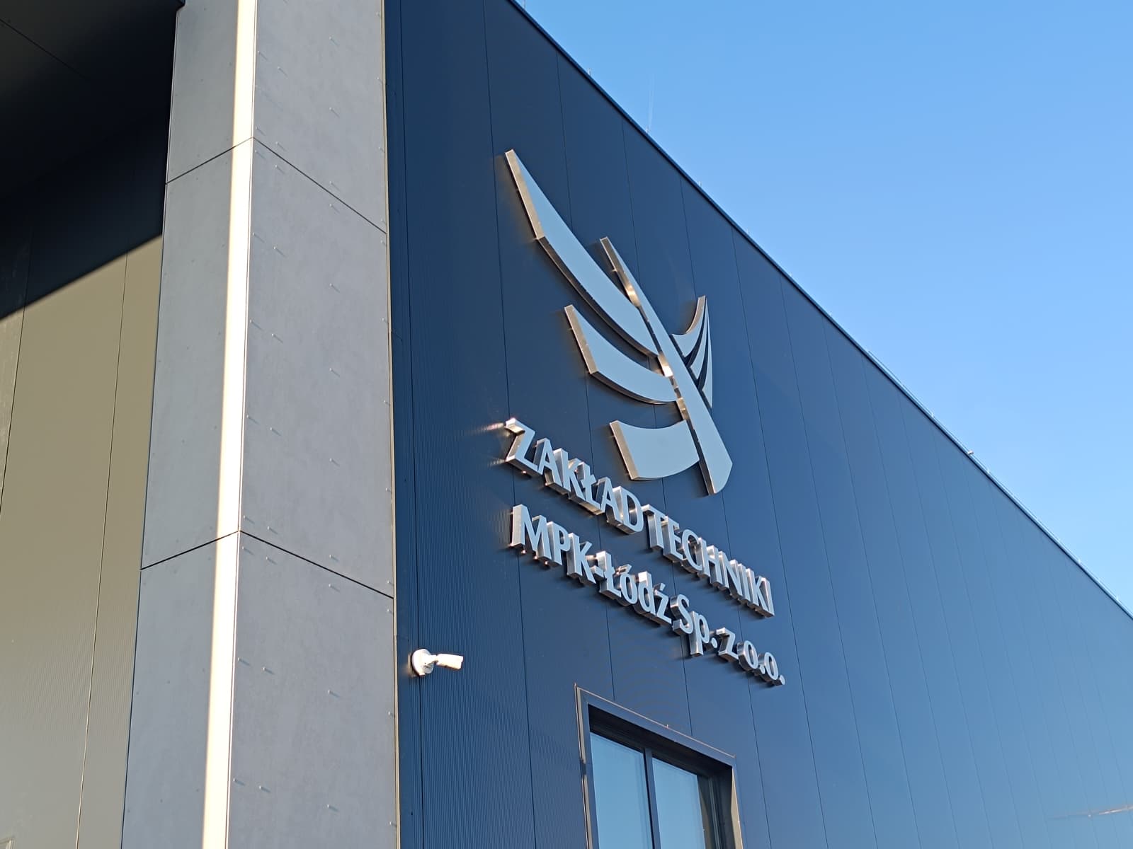 Srebrne litery blokowe 3D wykonane przez Agencja Reklamy Gawlikowski w Radomsku dla MPK-Łódź.