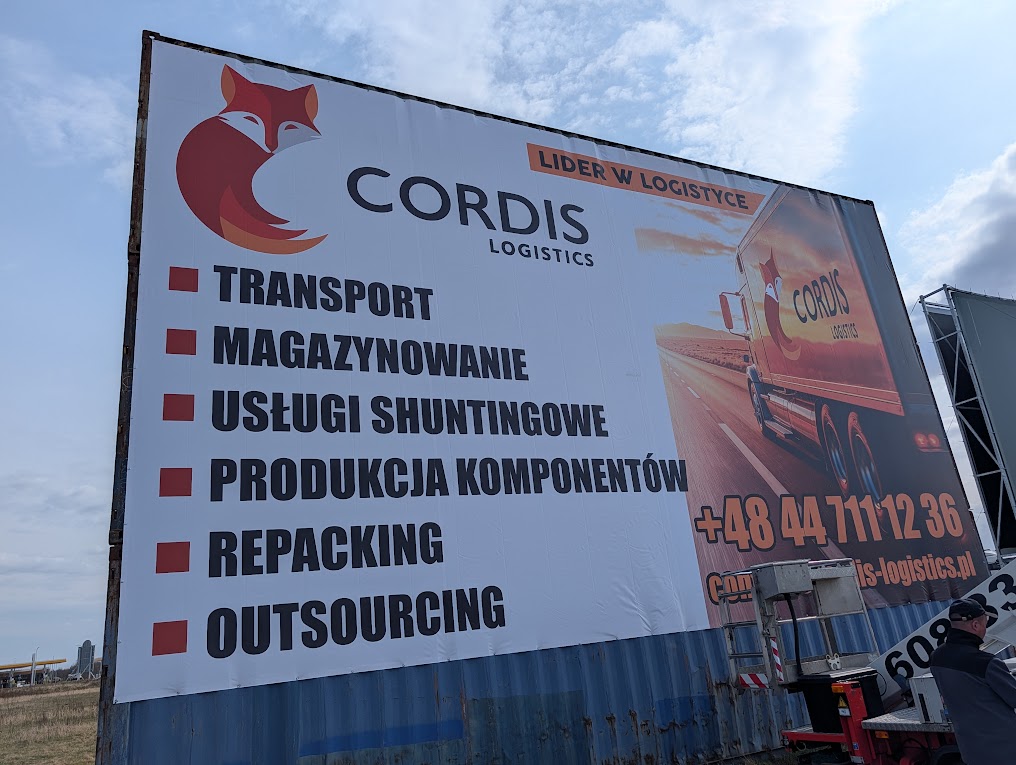 Wielkoformatowy baner Cordis Logistics wykonany przez Agencja Reklamy Gawlikowski w Radomsku.