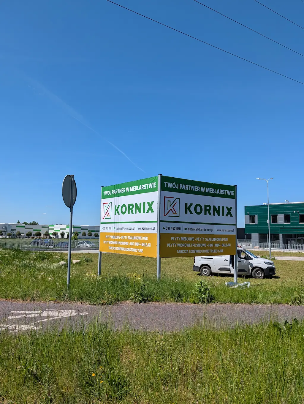 Wielkoformatowy baner powlekany KORNIX zamontowany na konstrukcji wolnostojącej