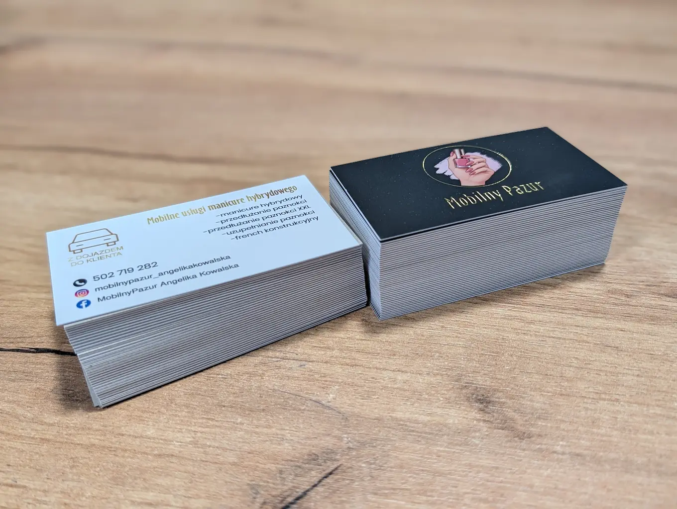 Wizytówki premium z wypukłym złotym hot stampingiem na czarnym tle dla salonu Mobilny Pazur