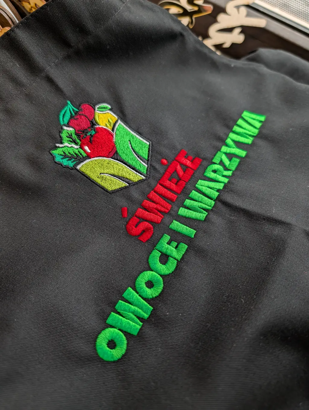 Precyzyjny haft komputerowy logo Świeże Owoce i Warzywa na czarnym fartuchu firmowym