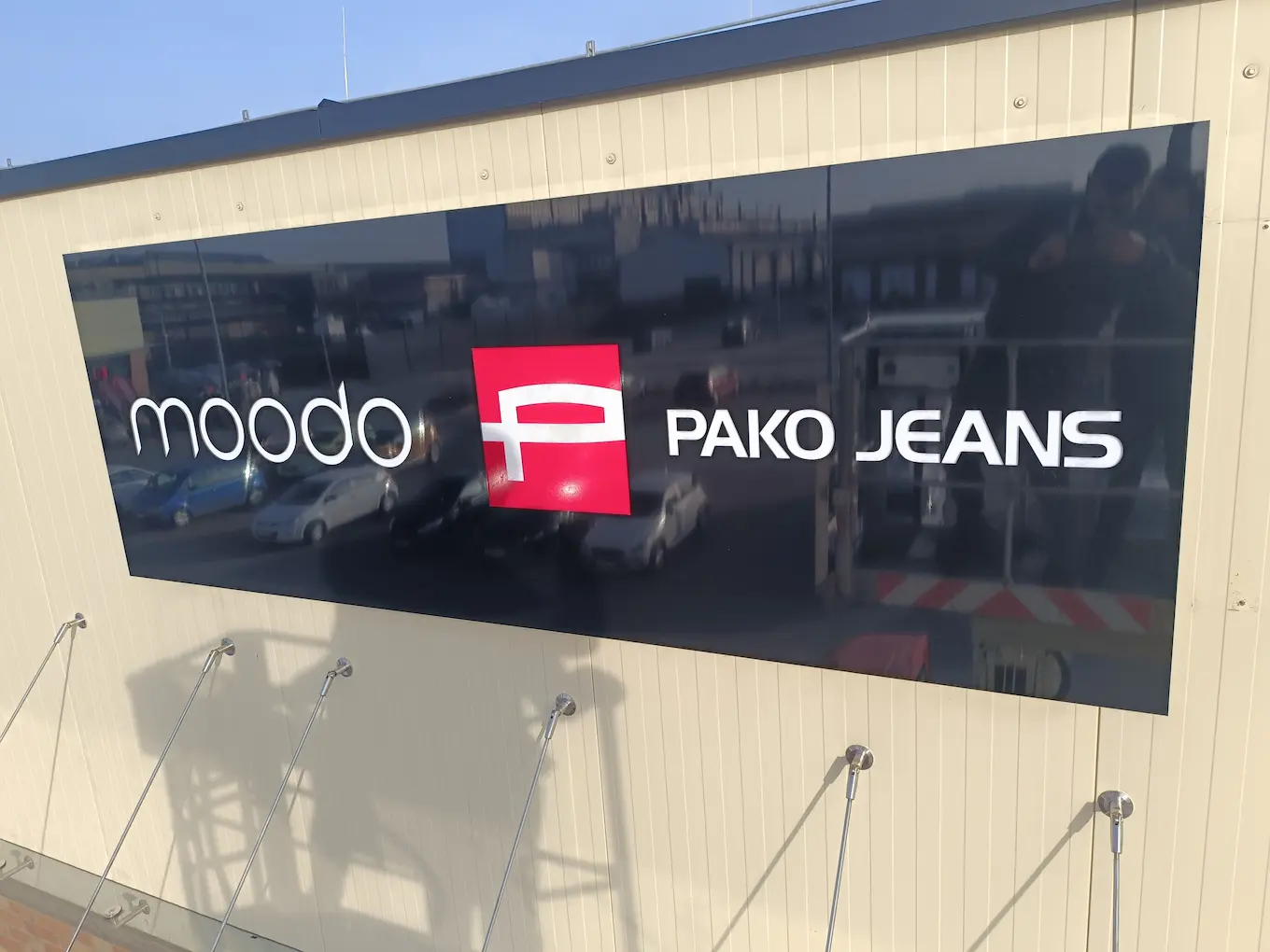 Podświetlany kaseton z dibondu Moodo i Pako Jeans wykonany w Galerii Radomsko