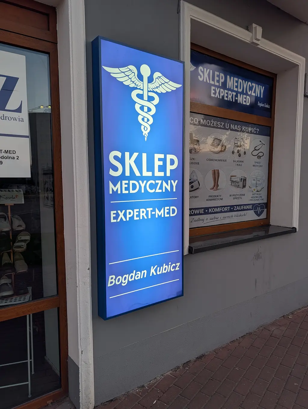 Podświetlany kaseton reklamowy LED z licem pleksi dla Sklepu Medycznego EXPERT-MED Bogdan Kubicz