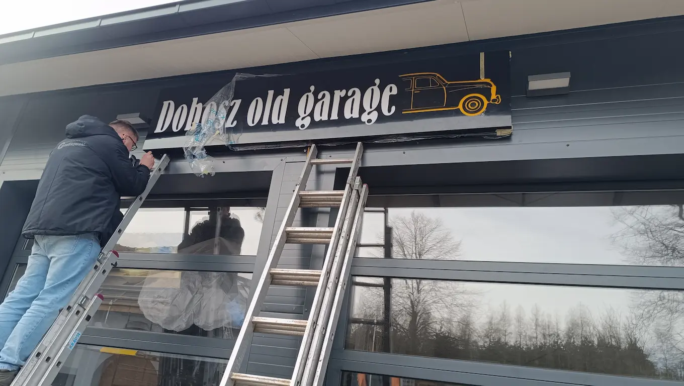 Montaż podświetlanego kasetonu z dibondu LED dla Dobosz old garage