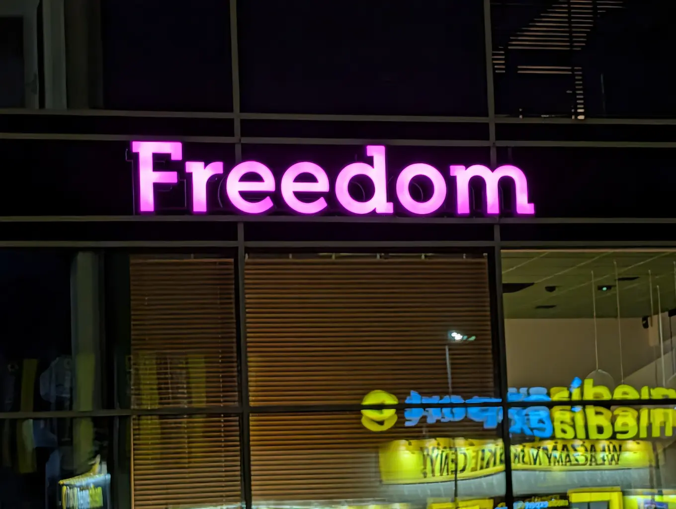 Podświetlane litery blokowe LED 3D Freedom na fasadzie Galeria Radomsko