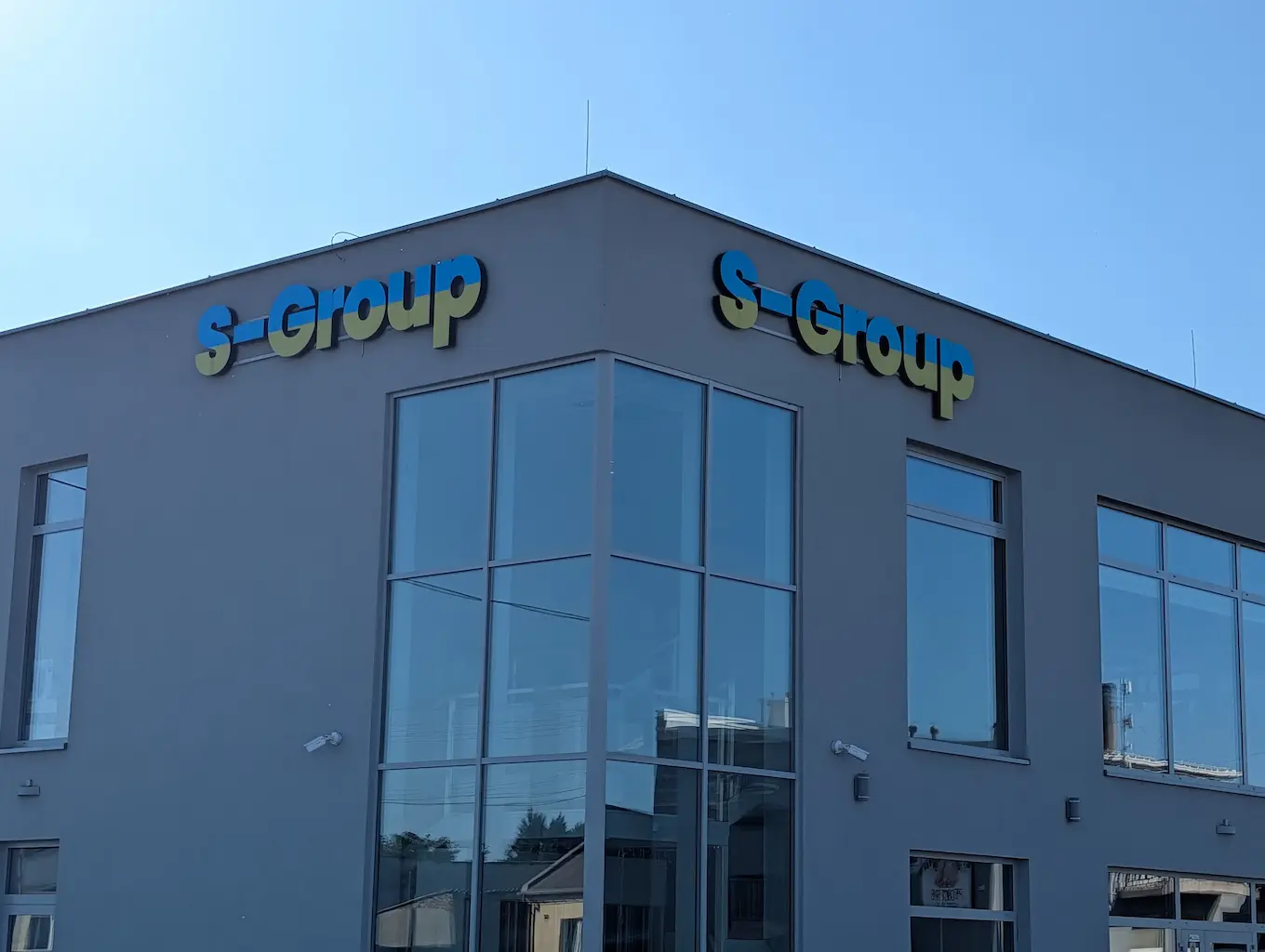 Przestrzenne litery blokowe 3D S-Group zamontowane na elewacji biurowca przy ulicy Narutowicza w Radomsku