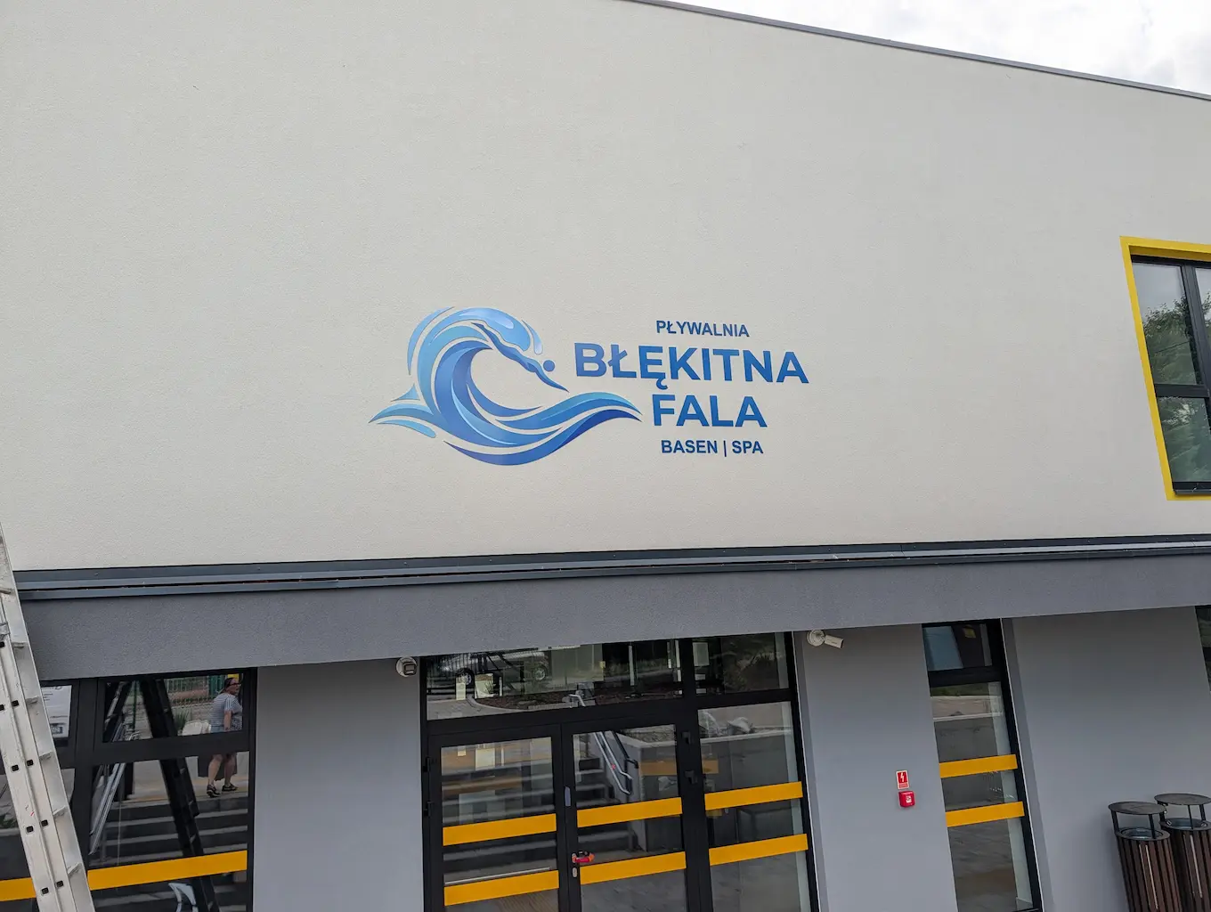Logo z dibondu Pływalnia Błękitna Fala montaż na elewacji w Sandomierzu realizacja Inkomet