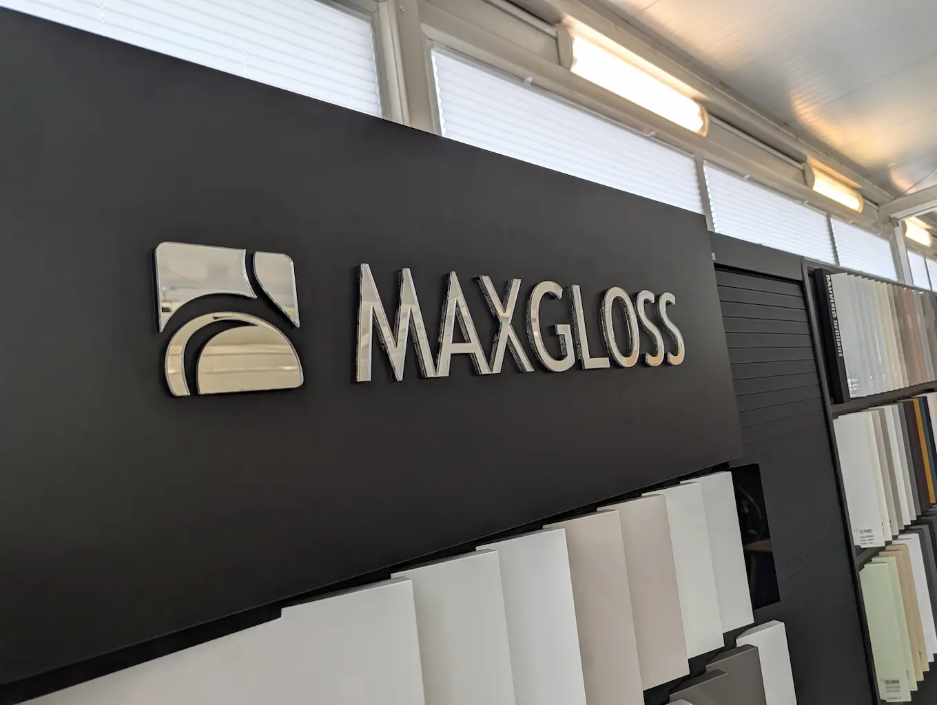 Logo przestrzenne 3D z lustrzanej pleksi Max Gloss dla firmy Korner