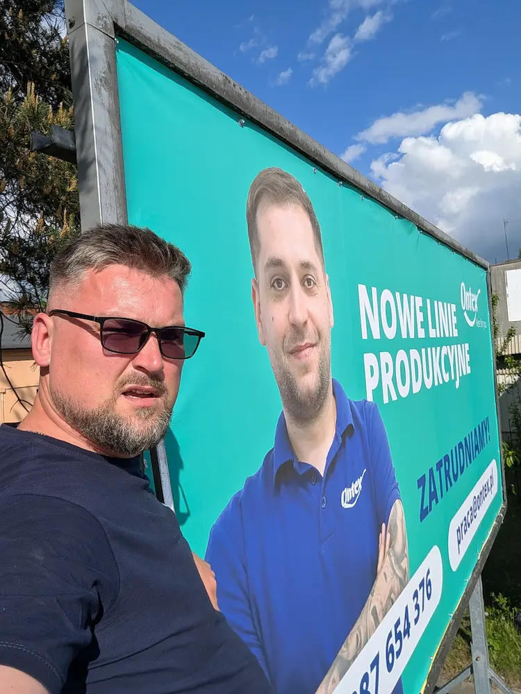 Montaż wielkoformatowego banera reklamowego dla firmy Ontex na tablicy reklamowej w Radomsku