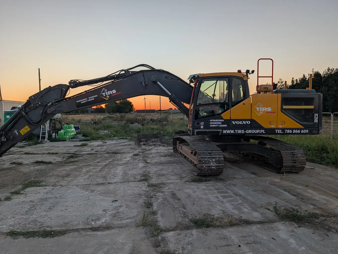 Oznakowanie koparki Volvo folią odblaskową dla TIRS Group
