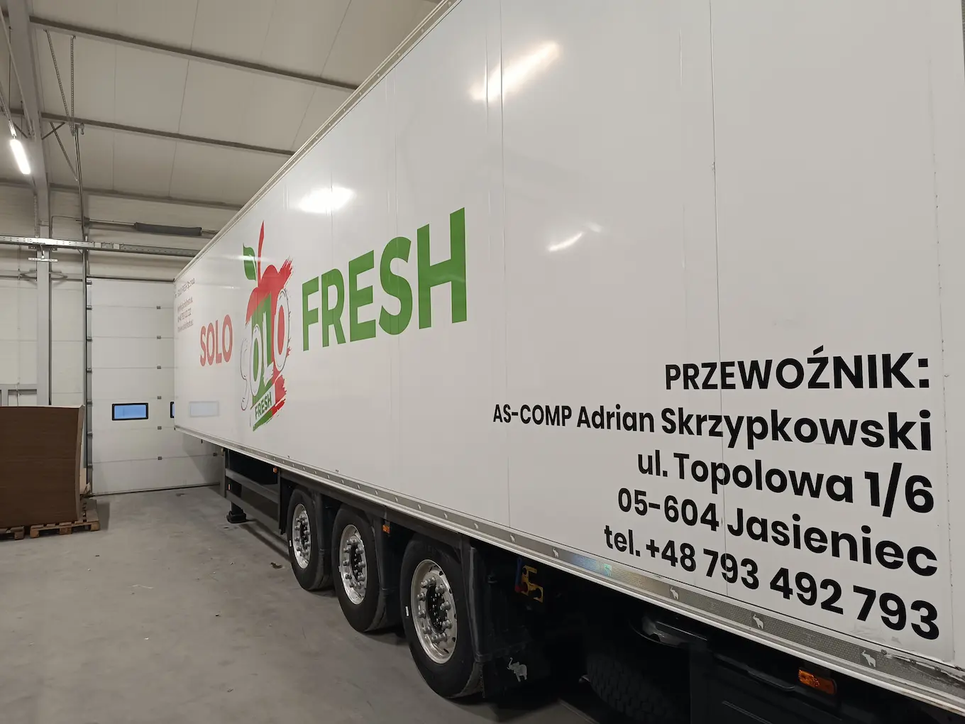 Oklejanie naczepy chłodniczej folią polimerową dla firmy SOLO FRESH AS-COMP Adrian Skrzypkowski