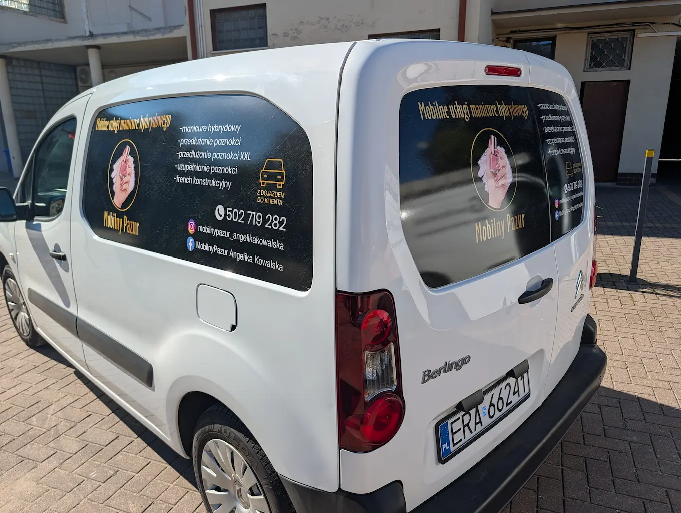 Oklejanie samochodu Citroen Berlingo folią polimerową z reklamą Mobilny Pazur Angelika Kowalska