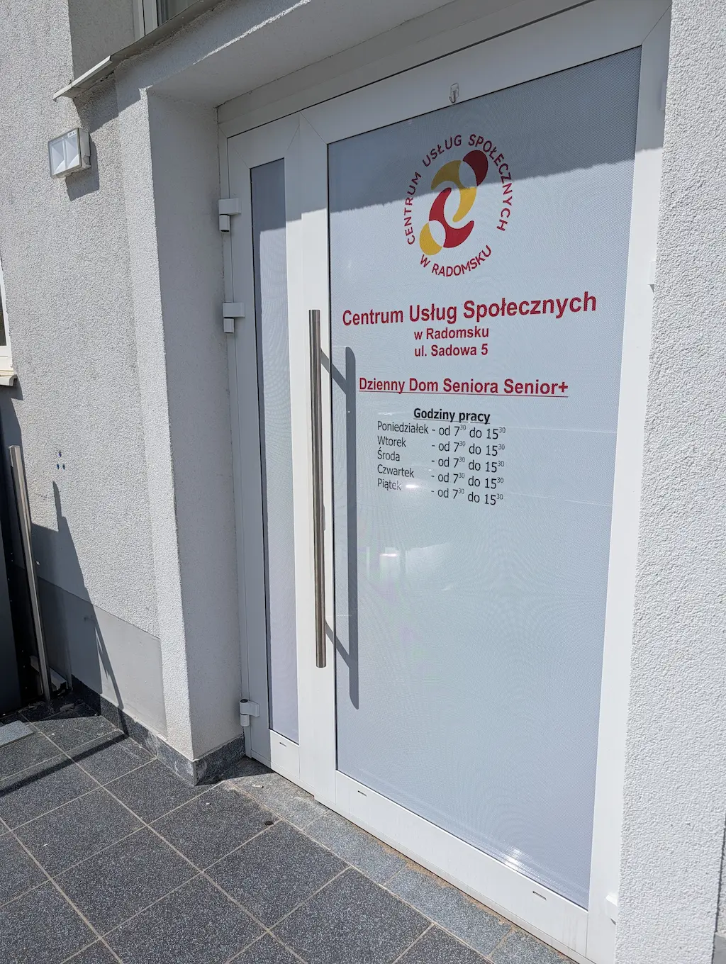 Oklejanie drzwi wejściowych folią OWV z logotypem Centrum Usług Społecznych w Radomsku