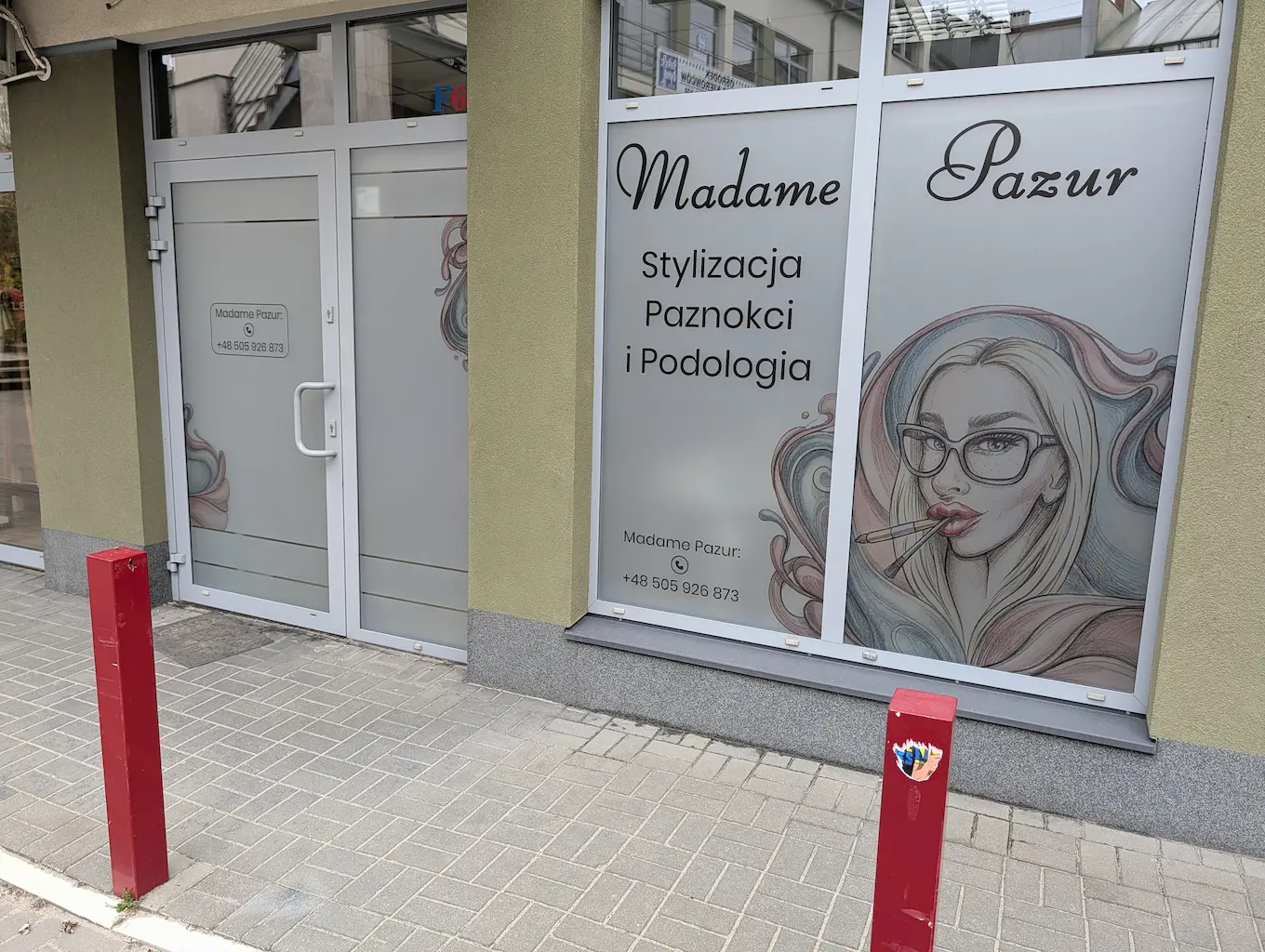 Oklejanie witryny folią szronową z nadrukiem grafiki dla salonu Madame Pazur w Radomsku