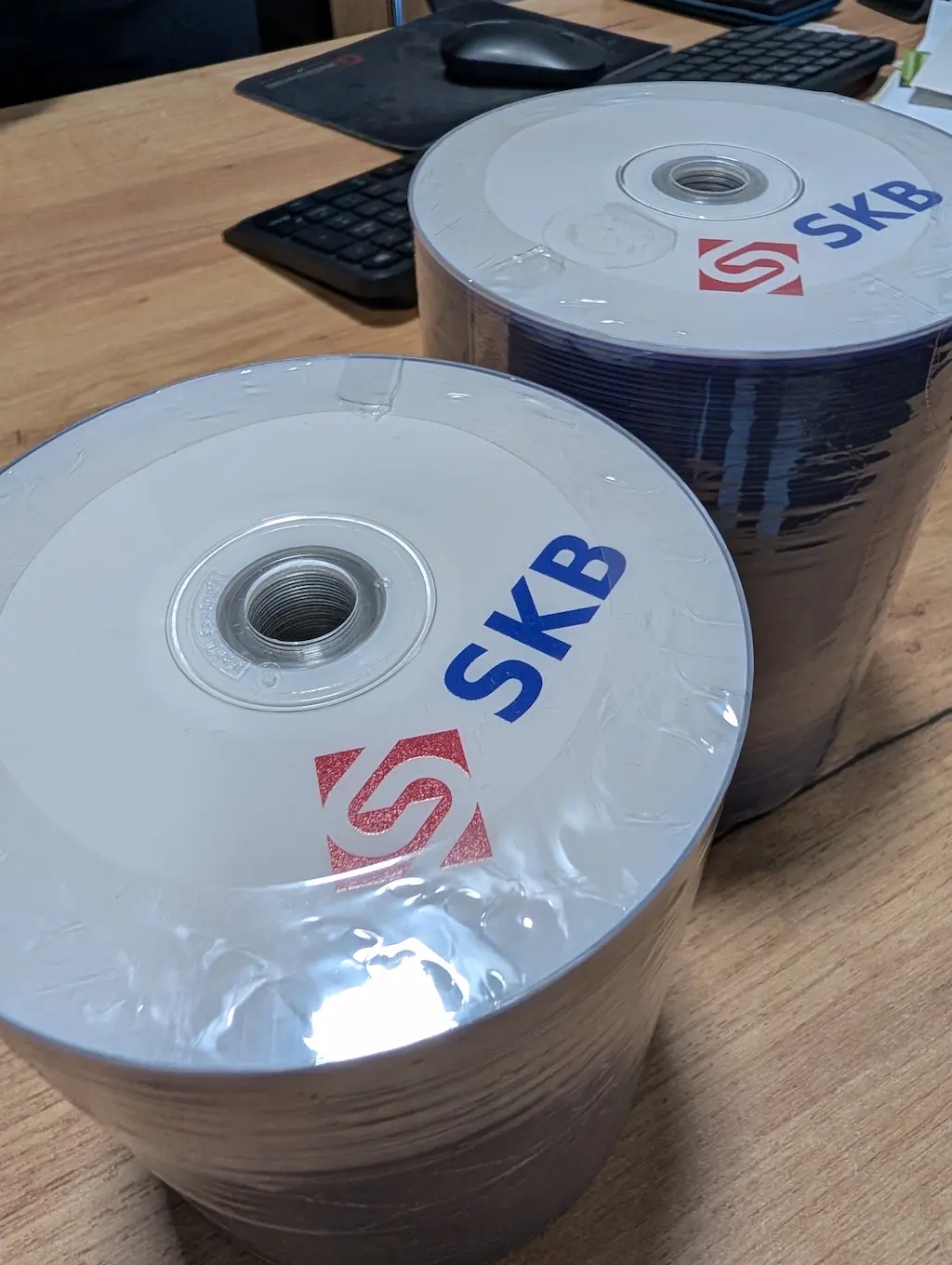 Płyty DVD z własnym nadrukiem cyfrowym i logo SKB w opakowaniach zbiorczych