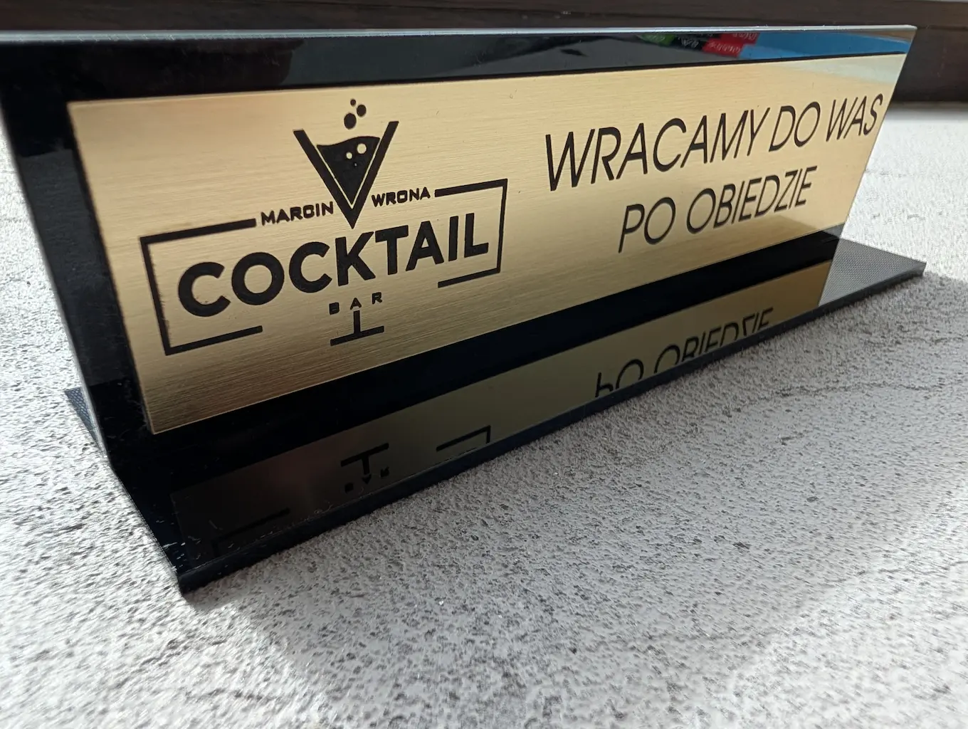 Elegancki stojak na ladę z czarnej pleksi i złotego laminatu grawerskiego dla Marcin Wrona Cocktail Bar