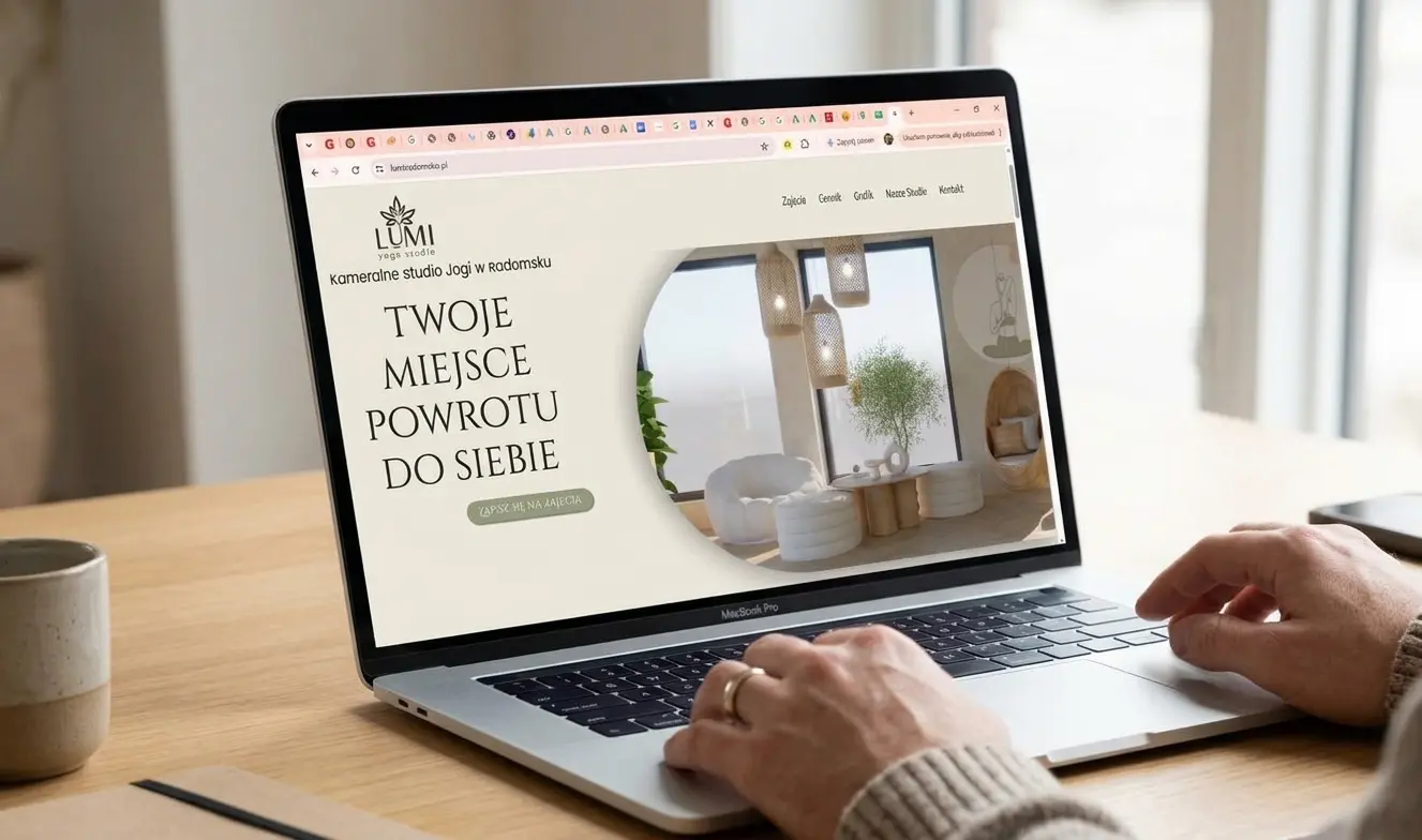 Przejrzysta i responsywna strona internetowa Lumi Yoga Studio na laptopie, zaprojektowana przez agencję interaktywną Radomsko.