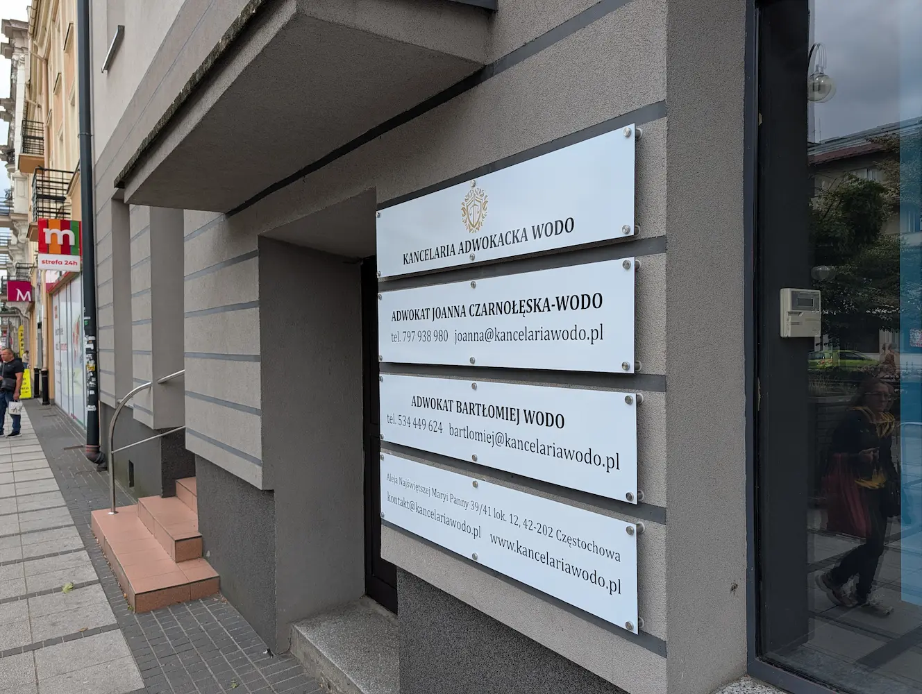 Eleganckie tablice informacyjne z dibondu na metalowych dystansach Kancelaria Adwokacka Wodo Częstochowa