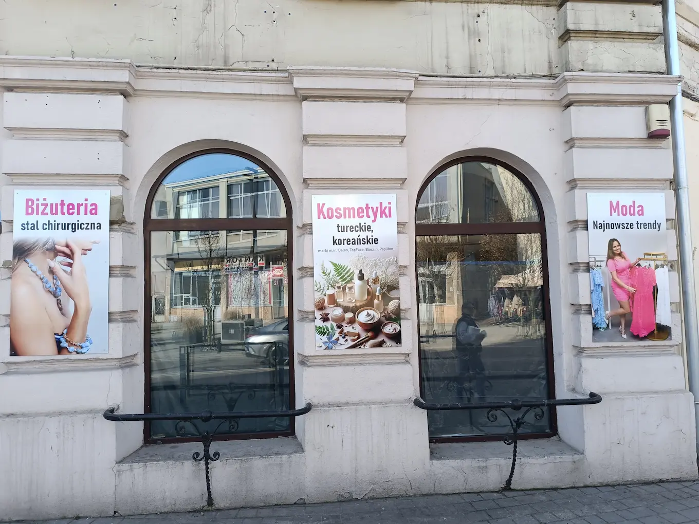 Tablice reklamowe z dibondu na elewacji kamienicy butiku Grażynka Radomsko