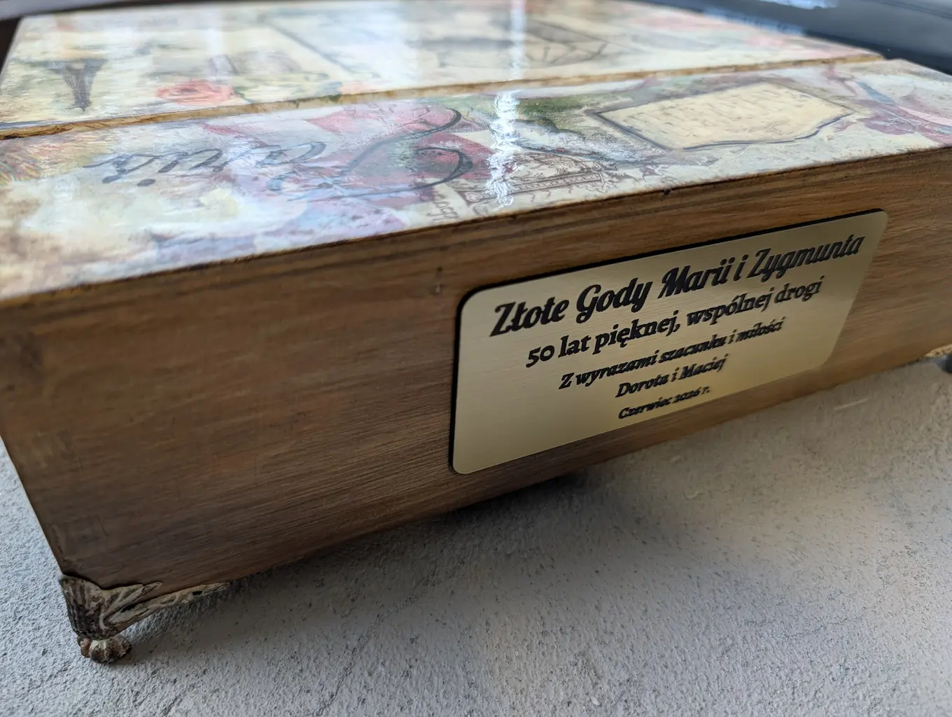 Tabliczka pamiątkowa ze złotego laminatu grawerskiego z dedykacją na szkatułce na Złote Gody