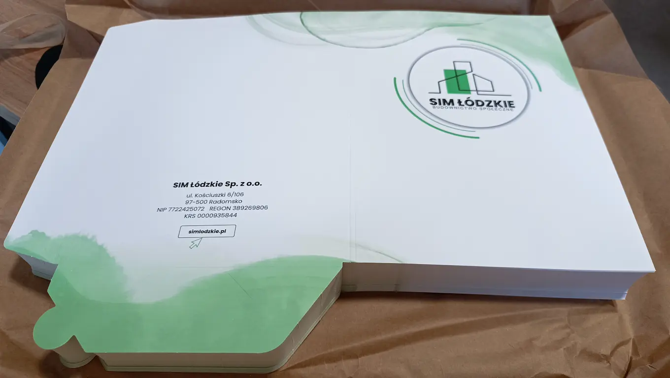 Eleganckie teczki ofertowe z nadrukiem i logo dla firmy SIM Łódzkie Radomsko