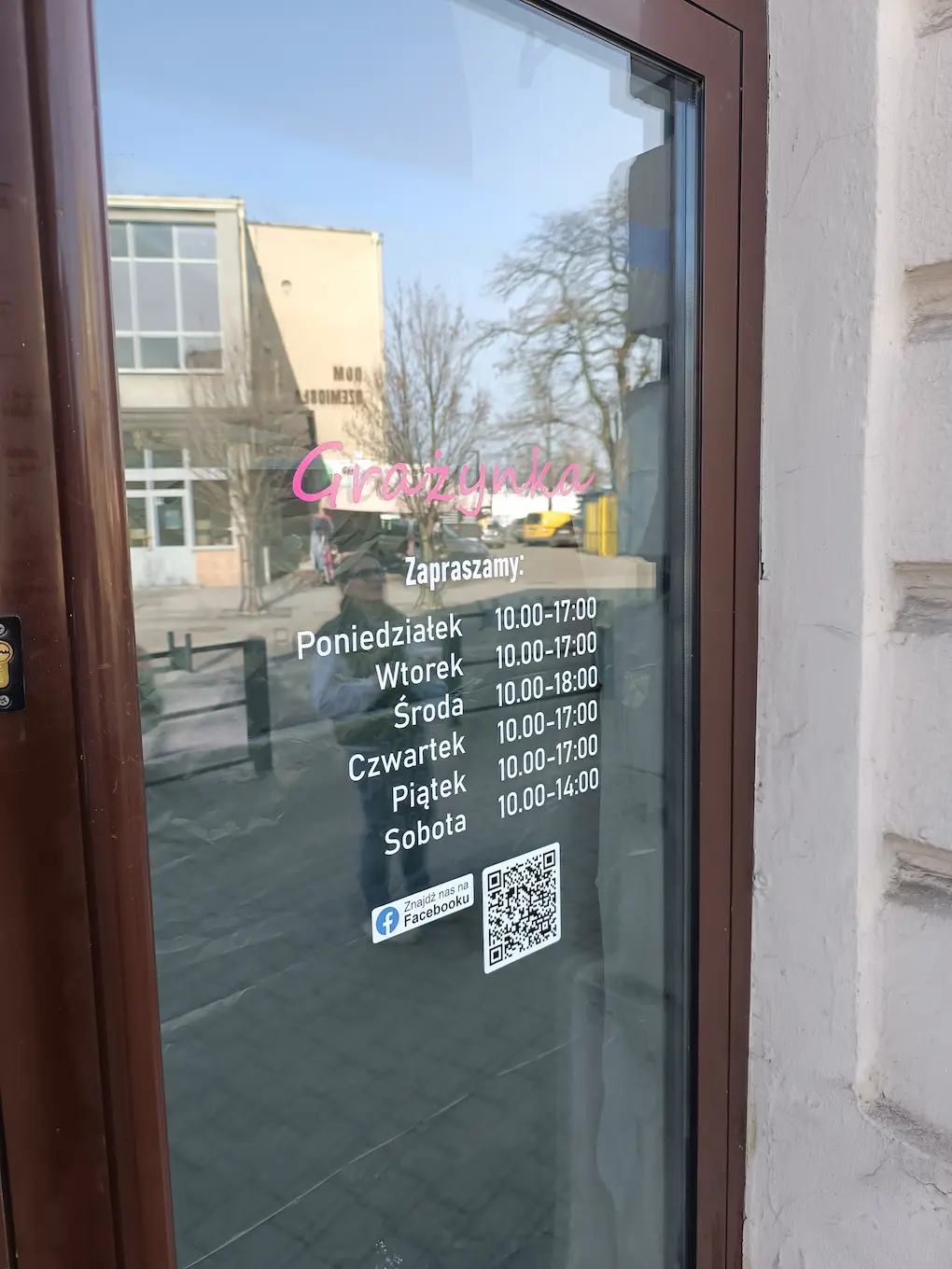 Wycięte po obrysie litery z folii na drzwiach wejściowych butiku Grażynka Radomsko