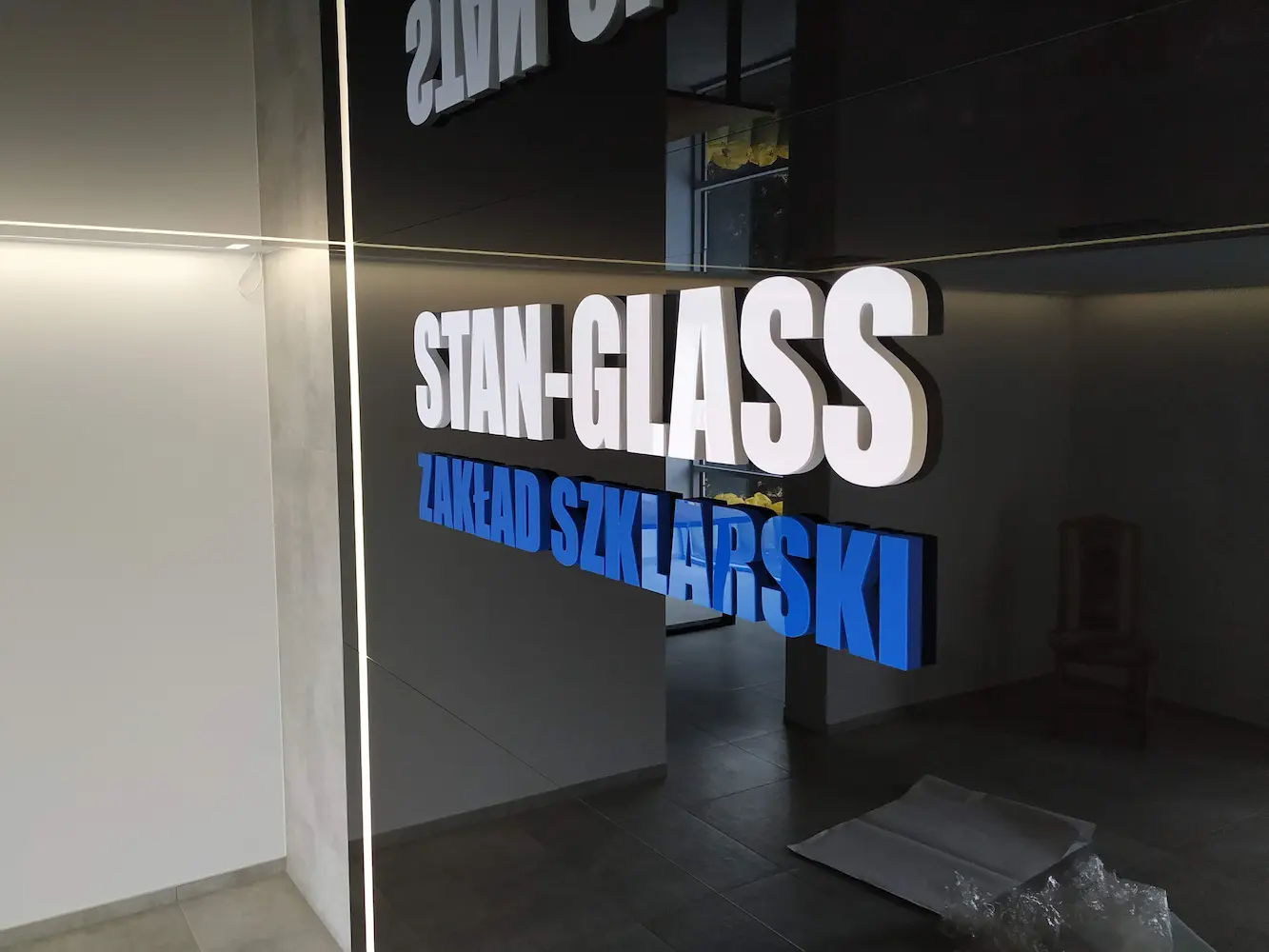 Podświetlane litery blokowe 3D z pleksi na czarnym lakobelu dla firmy STAN-GLASS Zakład Szklarski