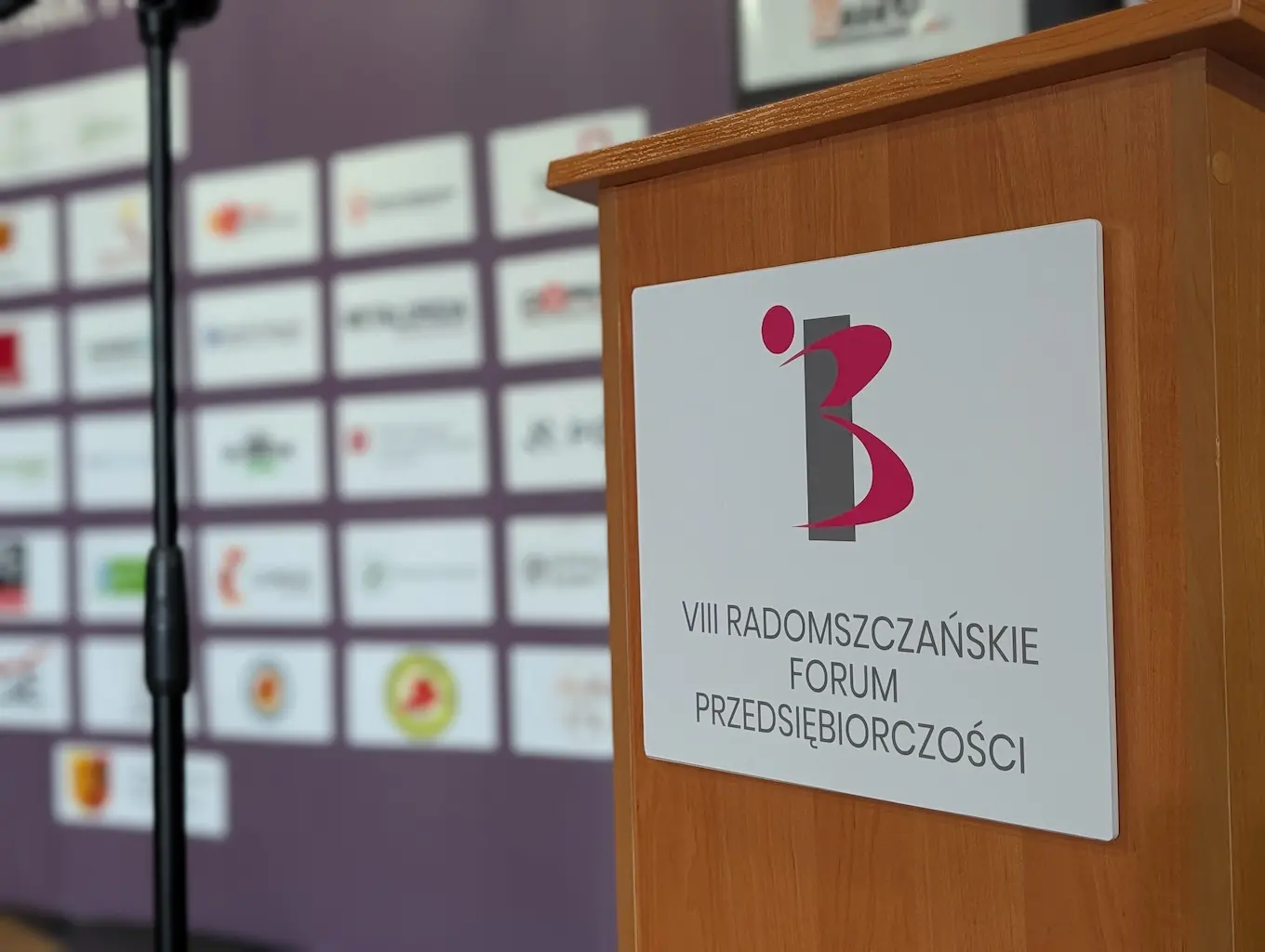 Tabliczka na mównicę z plexi wycięta laserem VIII Radomszczańskie Forum Przedsiębiorczości RIPH Radomsko oraz ścianka partnerska