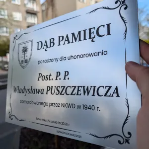 Grawerowana tablica pamiątkowa ze srebrnego laminatu szczotkowanego Dąb Pamięci Radomsko