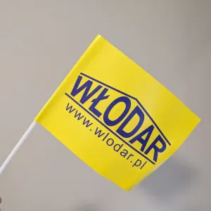 Żółte chorągiewki papierowe z nadrukiem logo Włodar na patyczku