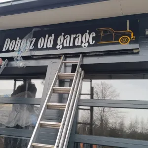 Montaż podświetlanego kasetonu z dibondu LED dla Dobosz old garage