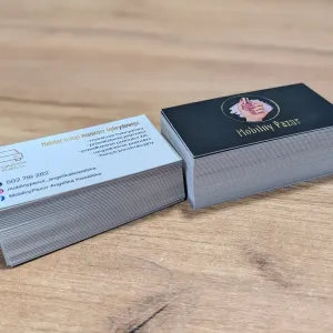 Wizytówki premium z wypukłym złotym hot stampingiem na czarnym tle dla salonu Mobilny Pazur