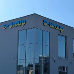 Przestrzenne litery blokowe 3D S-Group zamontowane na elewacji biurowca przy ulicy Narutowicza w Radomsku