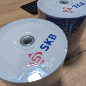 Płyty DVD z własnym nadrukiem cyfrowym i logo SKB w opakowaniach zbiorczych