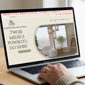 Przejrzysta i responsywna strona internetowa Lumi Yoga Studio na laptopie, zaprojektowana przez agencję interaktywną Radomsko.
