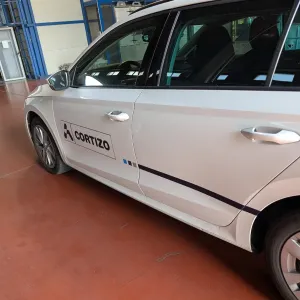 Dyskretne oklejanie samochodu służbowego folią polimerową z logo CORTIZO