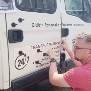 Oklejanie autolawety folią polimerową, precyzyjny montaż reklamy na samochodzie dostawczym
