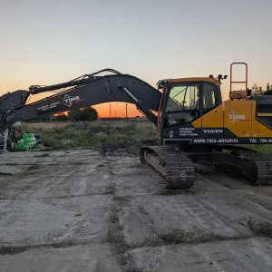 Oznakowanie koparki Volvo folią odblaskową dla TIRS Group