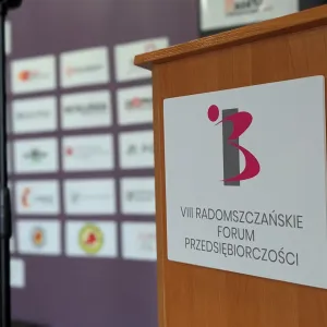 Tabliczka na mównicę z plexi wycięta laserem VIII Radomszczańskie Forum Przedsiębiorczości RIPH Radomsko oraz ścianka partnerska