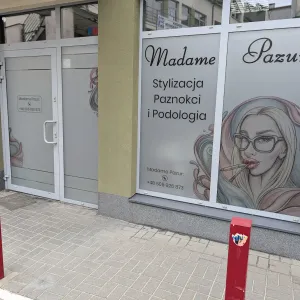 Oklejanie witryny folią szronową z nadrukiem grafiki dla salonu Madame Pazur w Radomsku