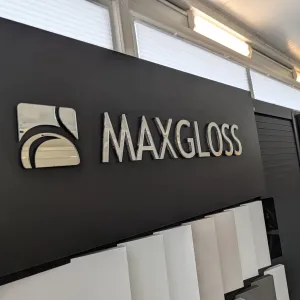 Logo przestrzenne 3D z lustrzanej pleksi Max Gloss dla firmy Korner