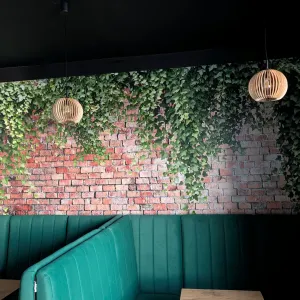 Wielkoformatowa fototapeta ścienna z motywem cegły i bluszczu w Pizzerii CasaBlanca w Radomsku