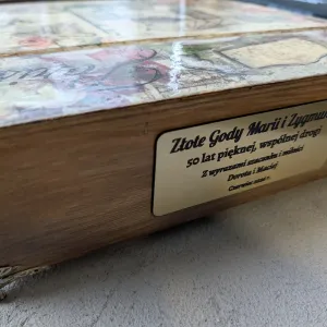 Tabliczka pamiątkowa ze złotego laminatu grawerskiego z dedykacją na szkatułce na Złote Gody