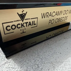 Elegancki stojak na ladę z czarnej pleksi i złotego laminatu grawerskiego dla Marcin Wrona Cocktail Bar