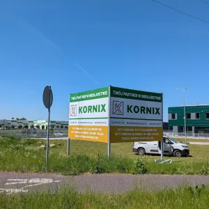 Wielkoformatowy baner powlekany KORNIX zamontowany na konstrukcji wolnostojącej