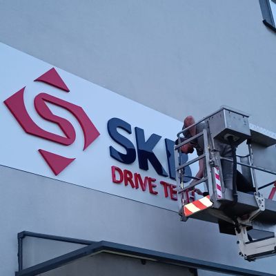 Montaż liter blokowych SKB Drive Tech przez Agencję Reklamy Gawlikowski w Radomsku.