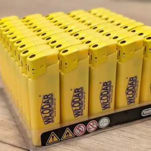 Zółte zapalniczki reklamowe TOM z nadrukiem logo WŁODAR Beton Pompa Transport