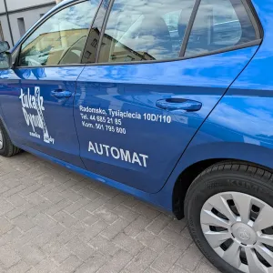 Oklejanie samochodu nauki jazdy Łukasz Dymus białą folią polimerową wycinaną na ploterze Radomsko